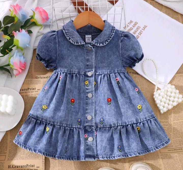 Vestido de jeans con flores bordadas